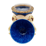 Крупный план икорницы Белуга с цветной эмалью