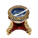 Подача икры в икорнице Белуга на праздничном столе