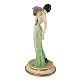 Ручная роспись и изгибы тела фарфоровой статуэтки