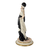 Итальянская фарфоровая статуэтка Дама вид сбоку