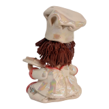 Маленькая керамическая статуэтка повар на полке