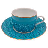 Стразы Swarovski на фарфоре крупным планом