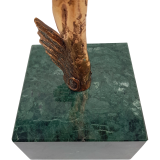 Бронзовая скульптура на зеленом мраморе крупно