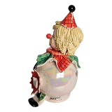 Детали росписи керамической статуэтки клоун в красном колпаке