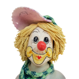 Деталь скульптуры жёлтые волосы клоуна крупным планом