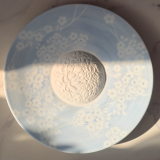 Фарфоровое панно Blue Fluted Plain на фоне светлой стены