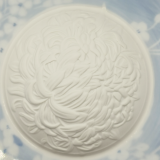 Датский фарфор с голубой росписью и рельефной хризантемой крупным планом