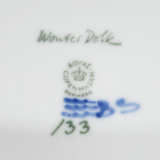 Оборотная сторона блюда с клеймом короной и подписью Wouter Dolk