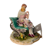 Романтичная статуэтка Влюблённые на белом фоне